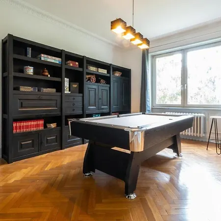 Beautiful Haussmannian In Center Daire